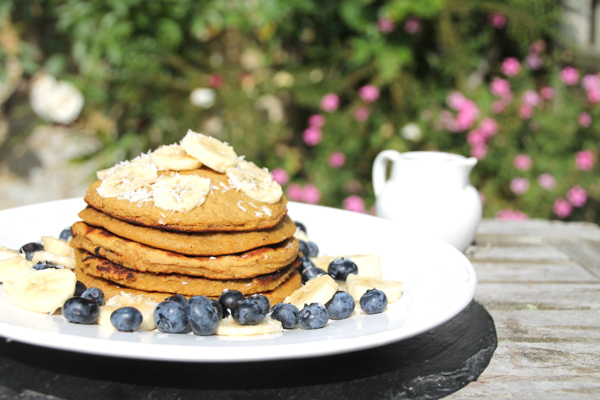 Vegan, Wheat-, Gluten- & Sugar-Free American pancakes with Blueberry &q...